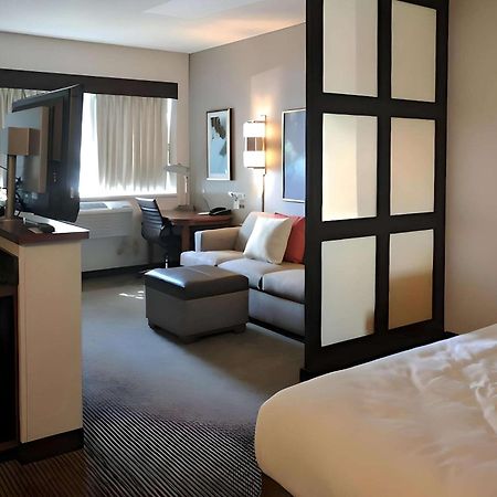 Comfort Suites Milwaukee West Экстерьер фото