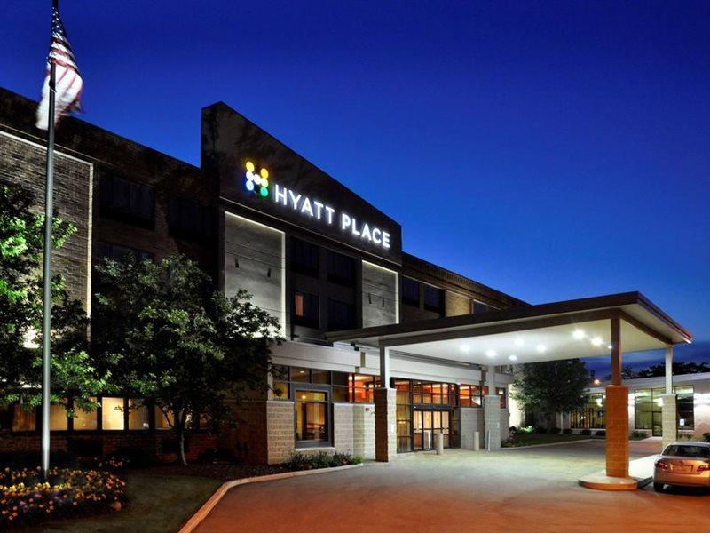 Comfort Suites Milwaukee West Экстерьер фото