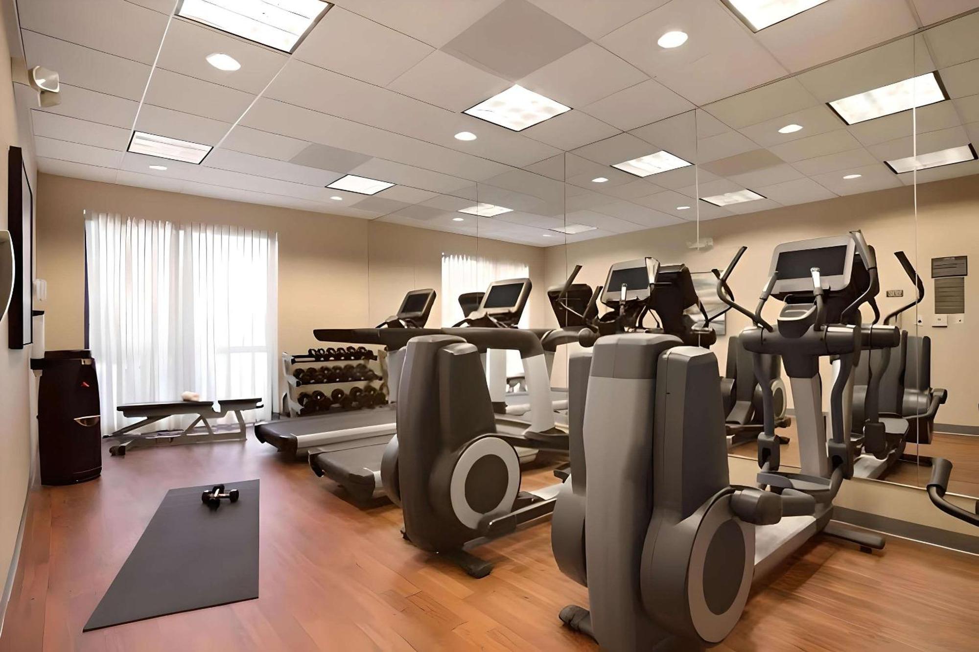 Comfort Suites Milwaukee West Экстерьер фото