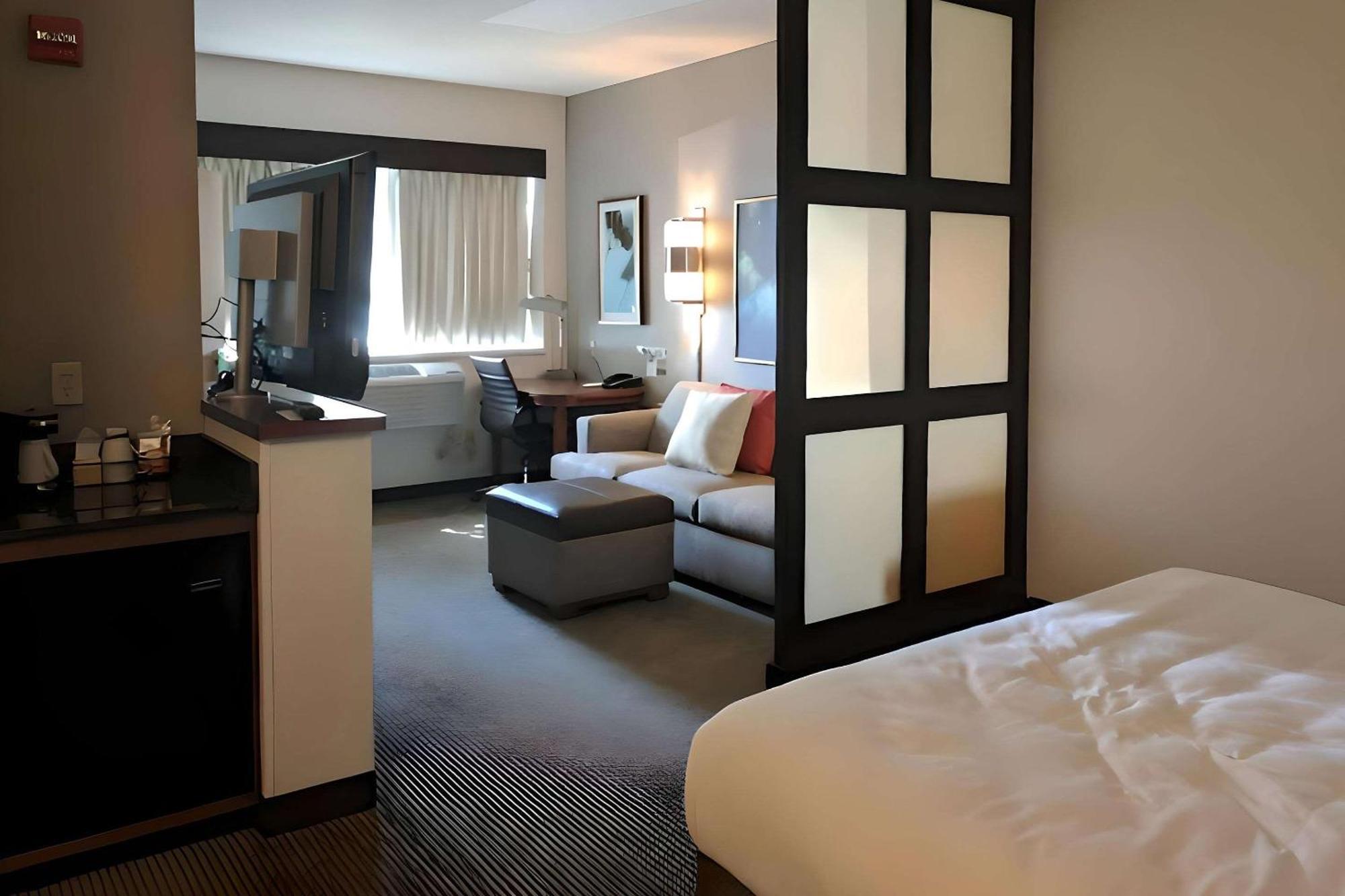 Comfort Suites Milwaukee West Экстерьер фото