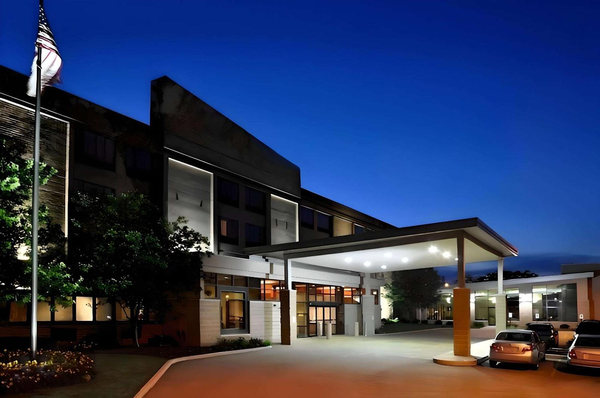 Comfort Suites Milwaukee West Экстерьер фото
