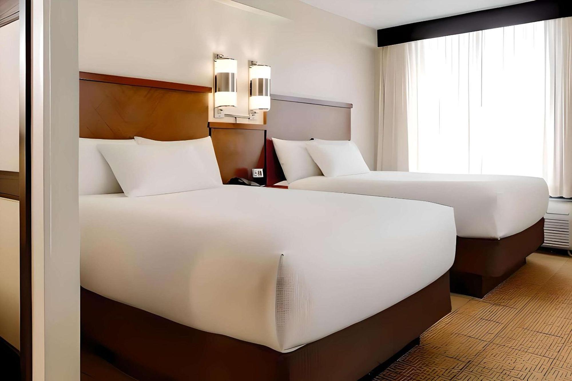 Comfort Suites Milwaukee West Экстерьер фото