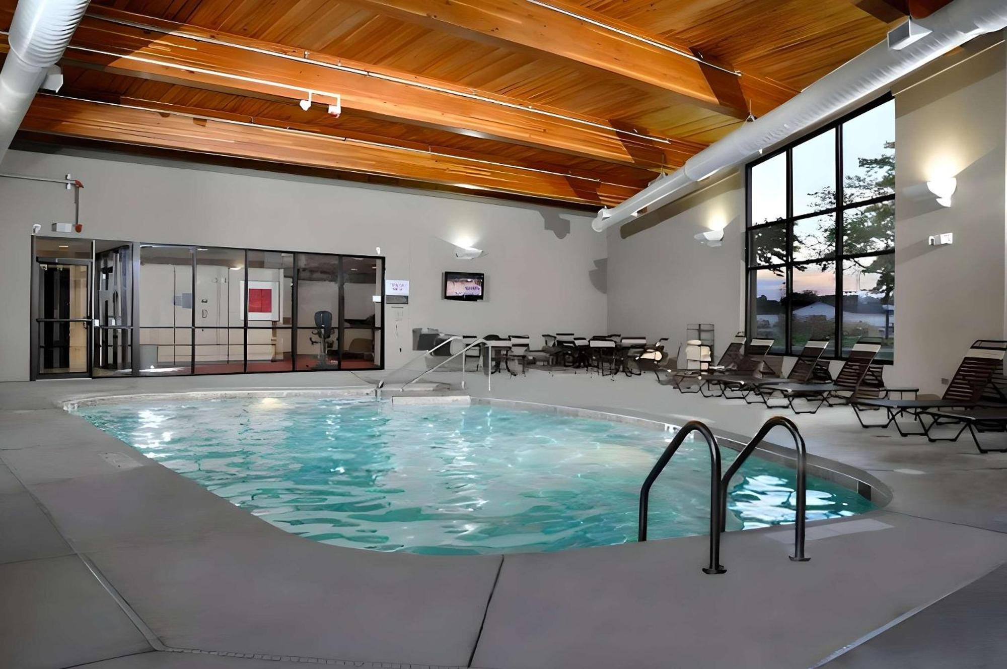 Comfort Suites Milwaukee West Экстерьер фото