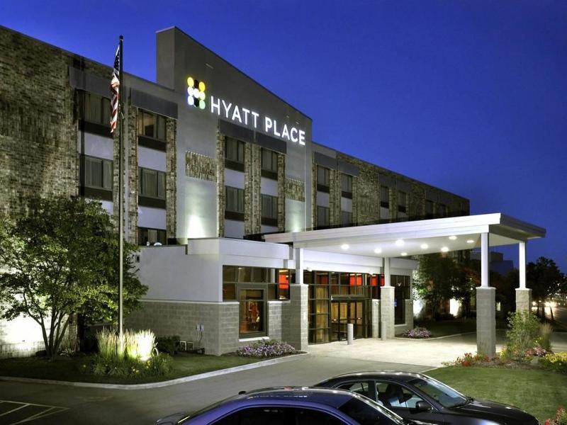 Comfort Suites Milwaukee West Экстерьер фото