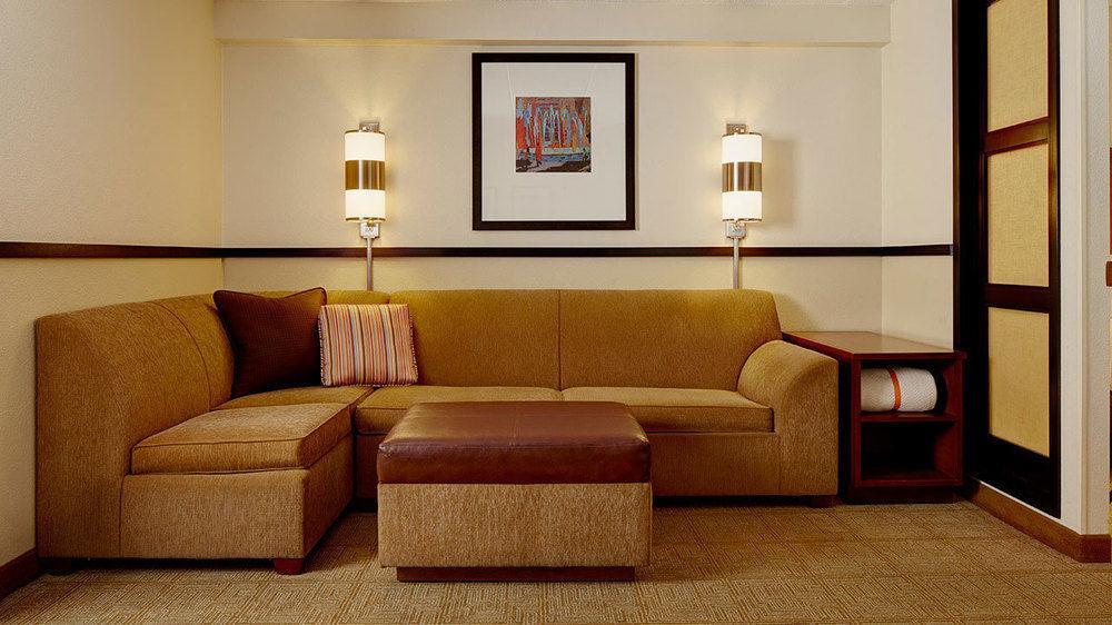 Comfort Suites Milwaukee West Экстерьер фото