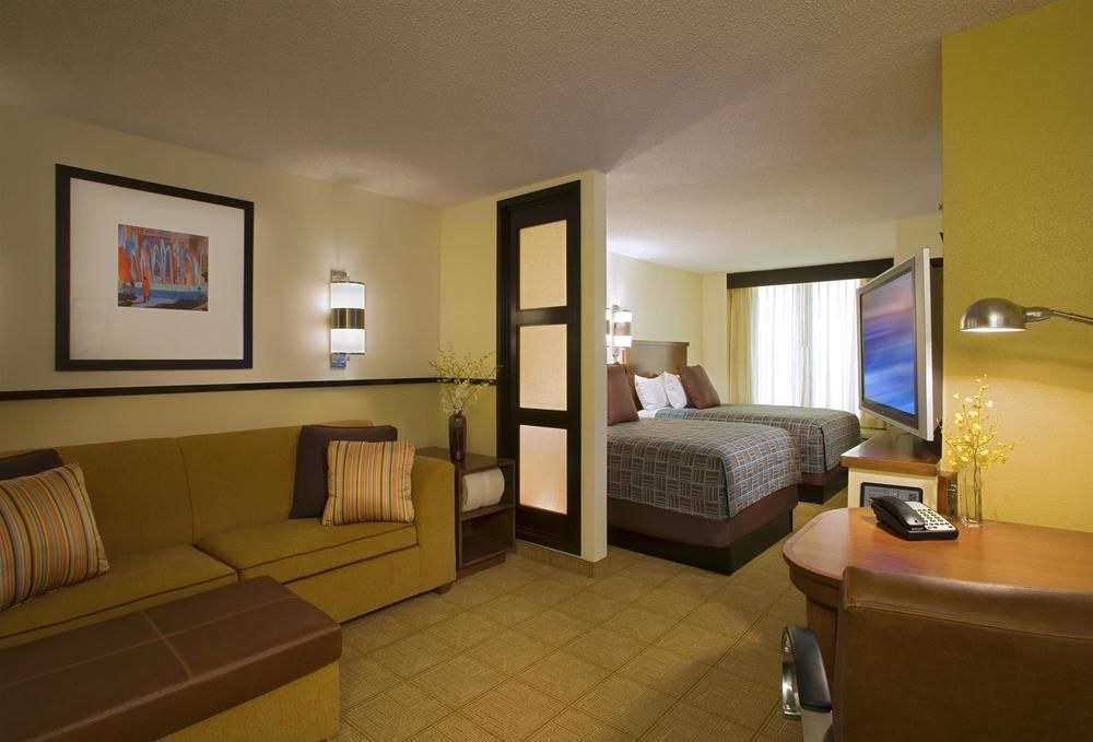 Comfort Suites Milwaukee West Экстерьер фото