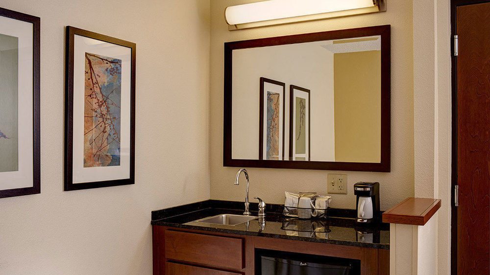 Comfort Suites Milwaukee West Экстерьер фото